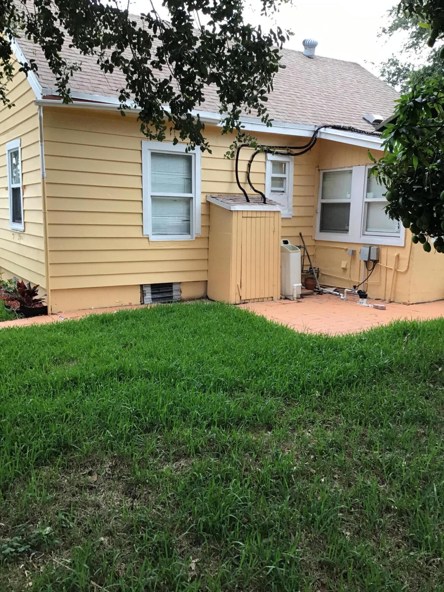 619 Southwest 10th Street Delray Beach, FL 33444 - Photo 9 of 88 D1007662-AEF3-4CA7-AF92-BEA55E89C024