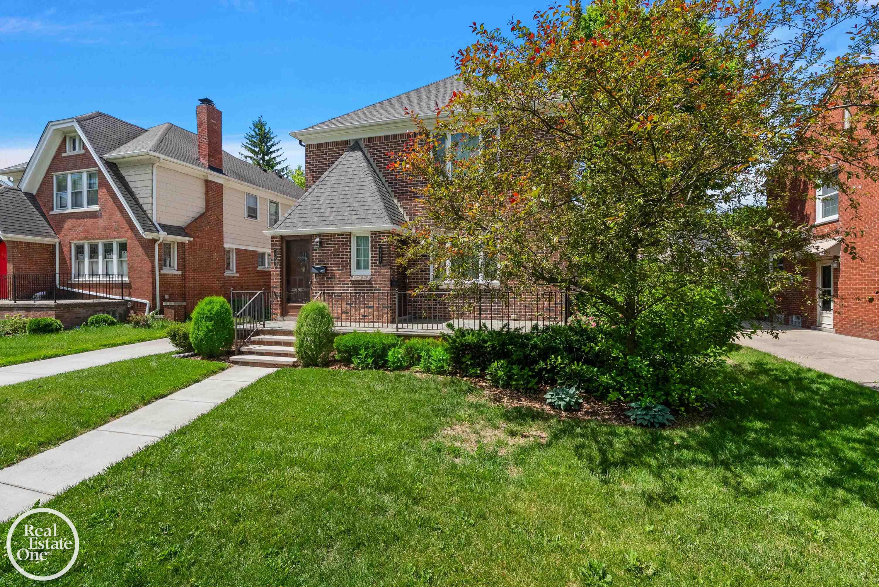 897 Rivard Boulevard Grosse Pointe, MI 48230 - Photo 3 of 42 50212858-79df1edf-641e-4fdd-8629-3cb535cc8858.JPG