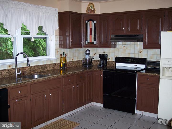 305 North Sproul Road Broomall, PA 19008 - Photo 5 of 19 Kitchen