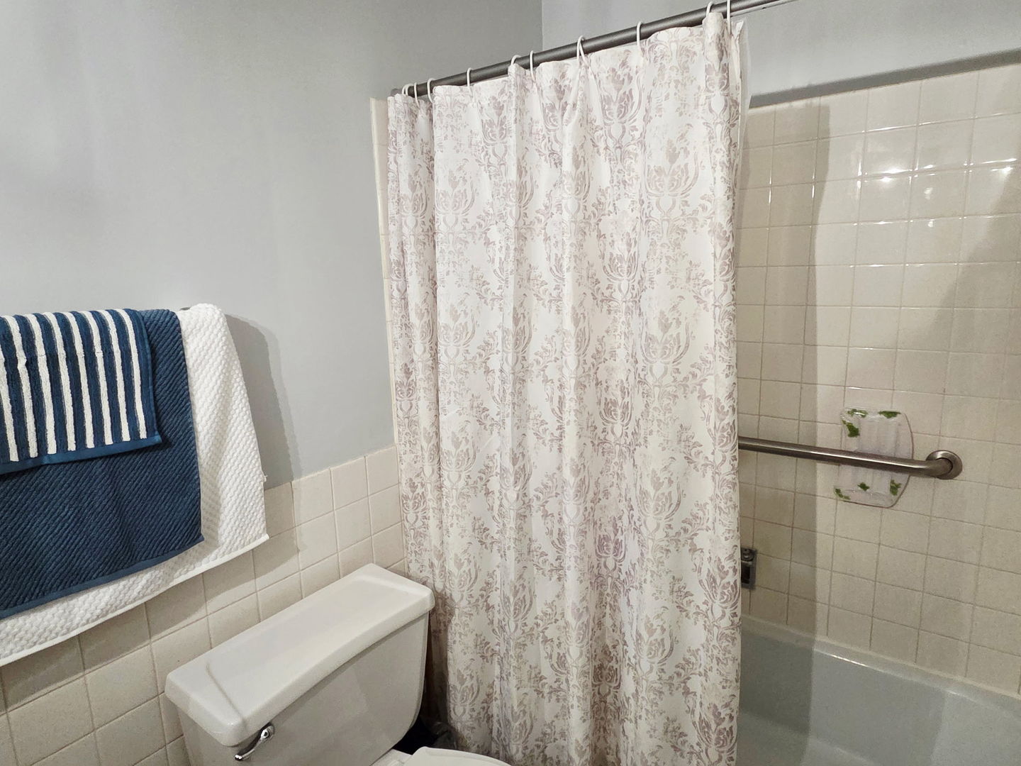 1217 South Old Wilke Road, Unit 201 Rolling Meadows, IL 60005 - Photo 14 of 26 a bathroom with a shower curtain