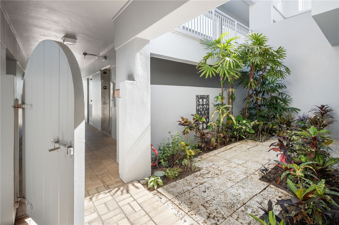 901 Bay Road, Unit 103 Vero Beach, FL 32963 - Photo 3 of 36