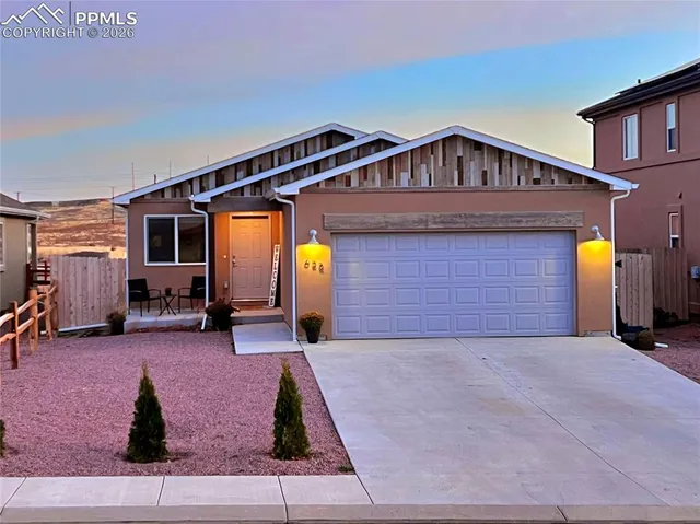 a view of a house with backyard