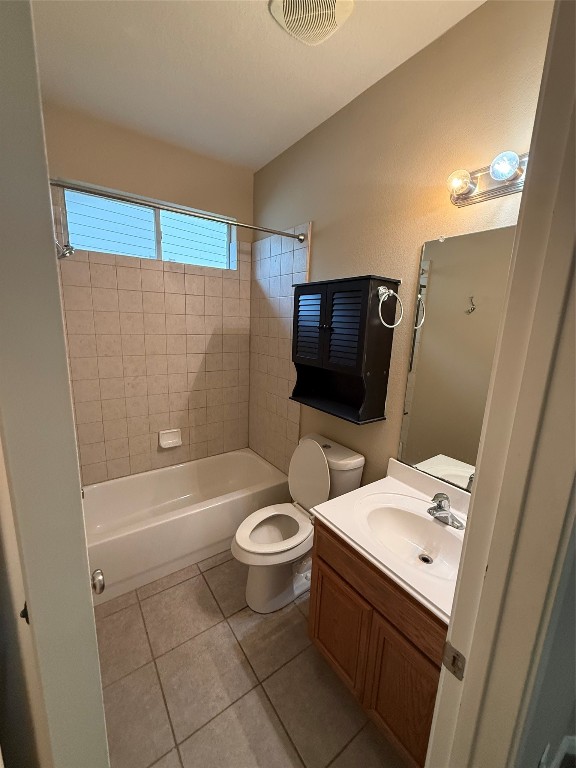 3011 Grovewick Lane Dickinson, TX 77539 - Photo 20 of 28 a bathroom with a sink a toilet and bathtub
