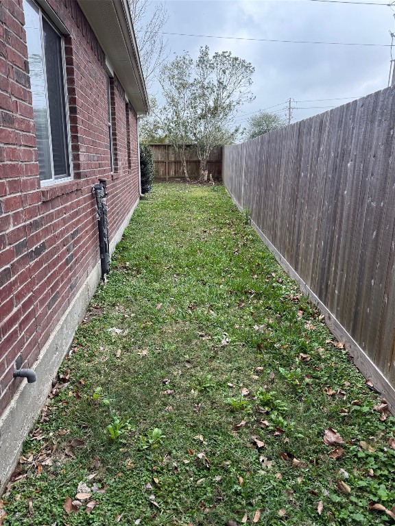 3011 Grovewick Lane Dickinson, TX 77539 - Photo 24 of 28 a view of a backyard with pathway