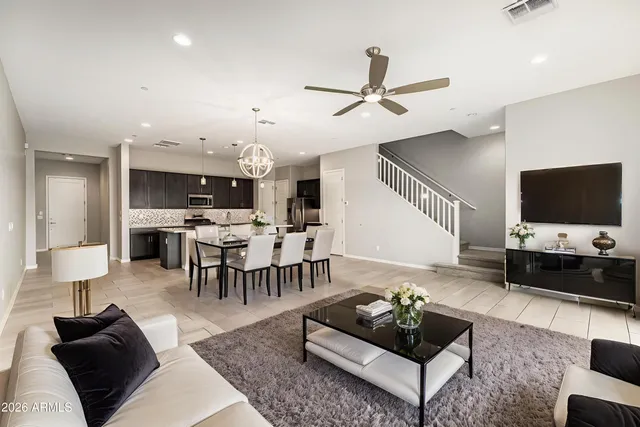 $4,100 | 1970 West Desert Hollow Drive, Phoenix, AZ 85085