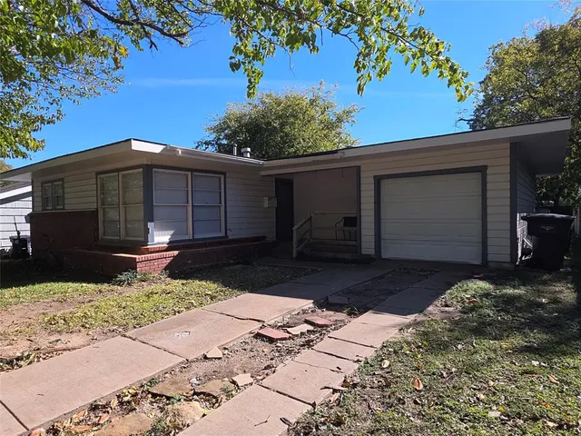 a front view of house with yard