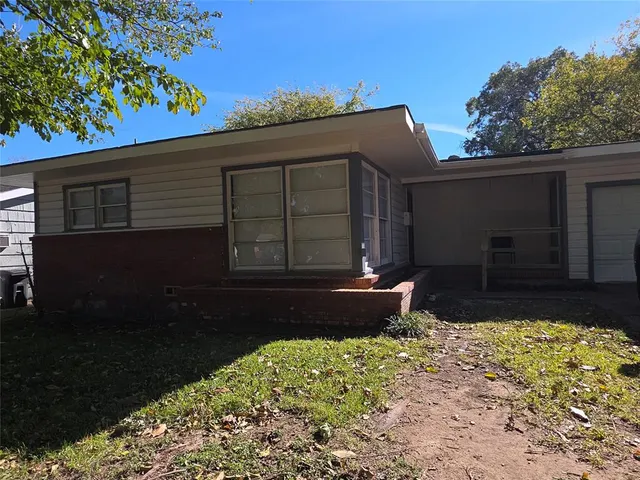 a front view of house with yard