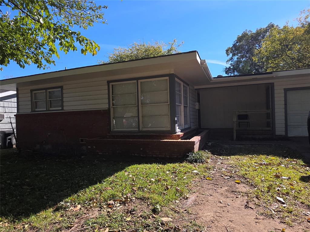 2717 Bilglade Road Fort Worth, TX 76133 - Photo 2 of 13 a front view of house with yard