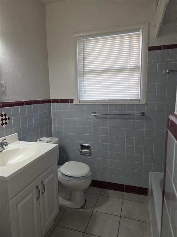 2717 Bilglade Road Fort Worth, TX 76133 - Photo 10 of 13 a bathroom with a sink a toilet and a mirror