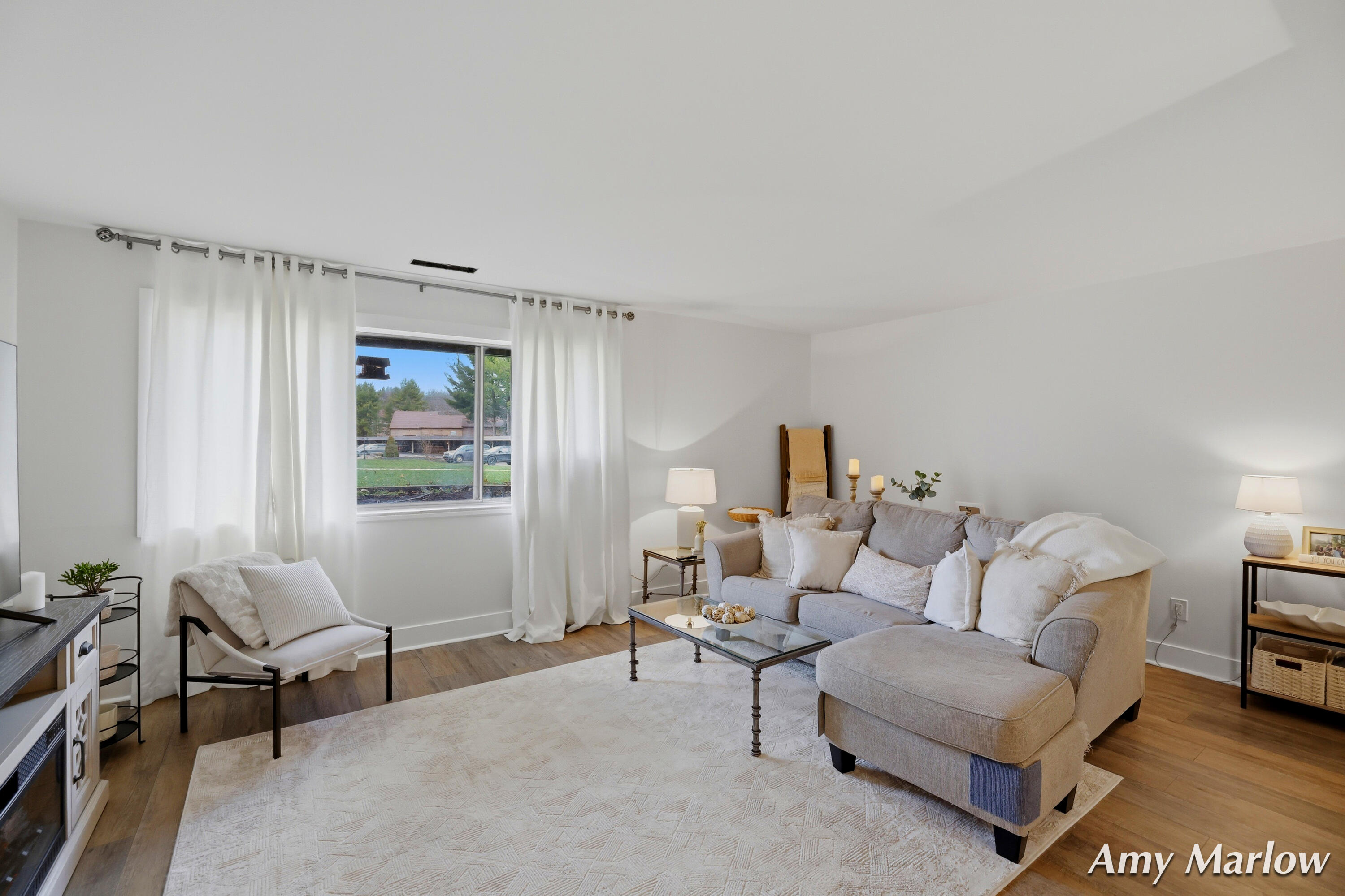 6716 Cascade Road Southeast, Unit 39 Grand Rapids, MI 49546 - Photo 4 of 32 Living Room