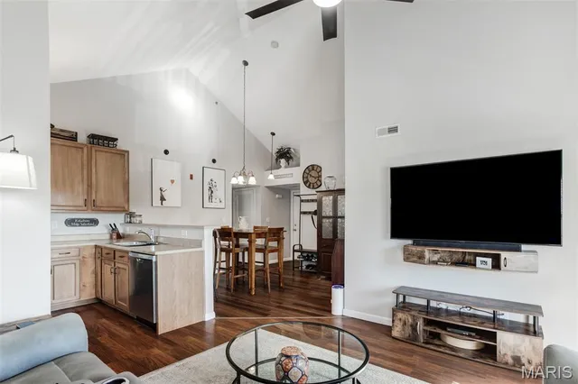 $180,000 | 172 Brandy Mill Circle, Unit E, High Ridge, MO 63049