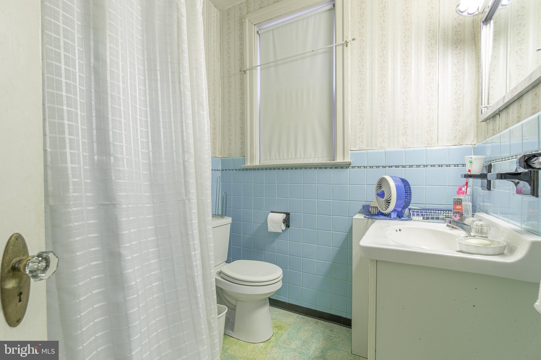 1133 Marlyn Road Philadelphia, PA 19151 - Photo 19 of 27 Full Bathroom