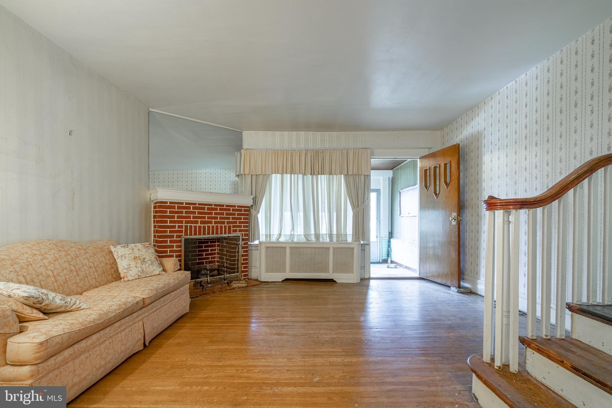 1133 Marlyn Road Philadelphia, PA 19151 - Photo 4 of 27 Living Room