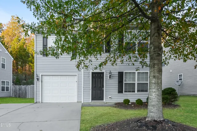 a view of a house with backyard and garden