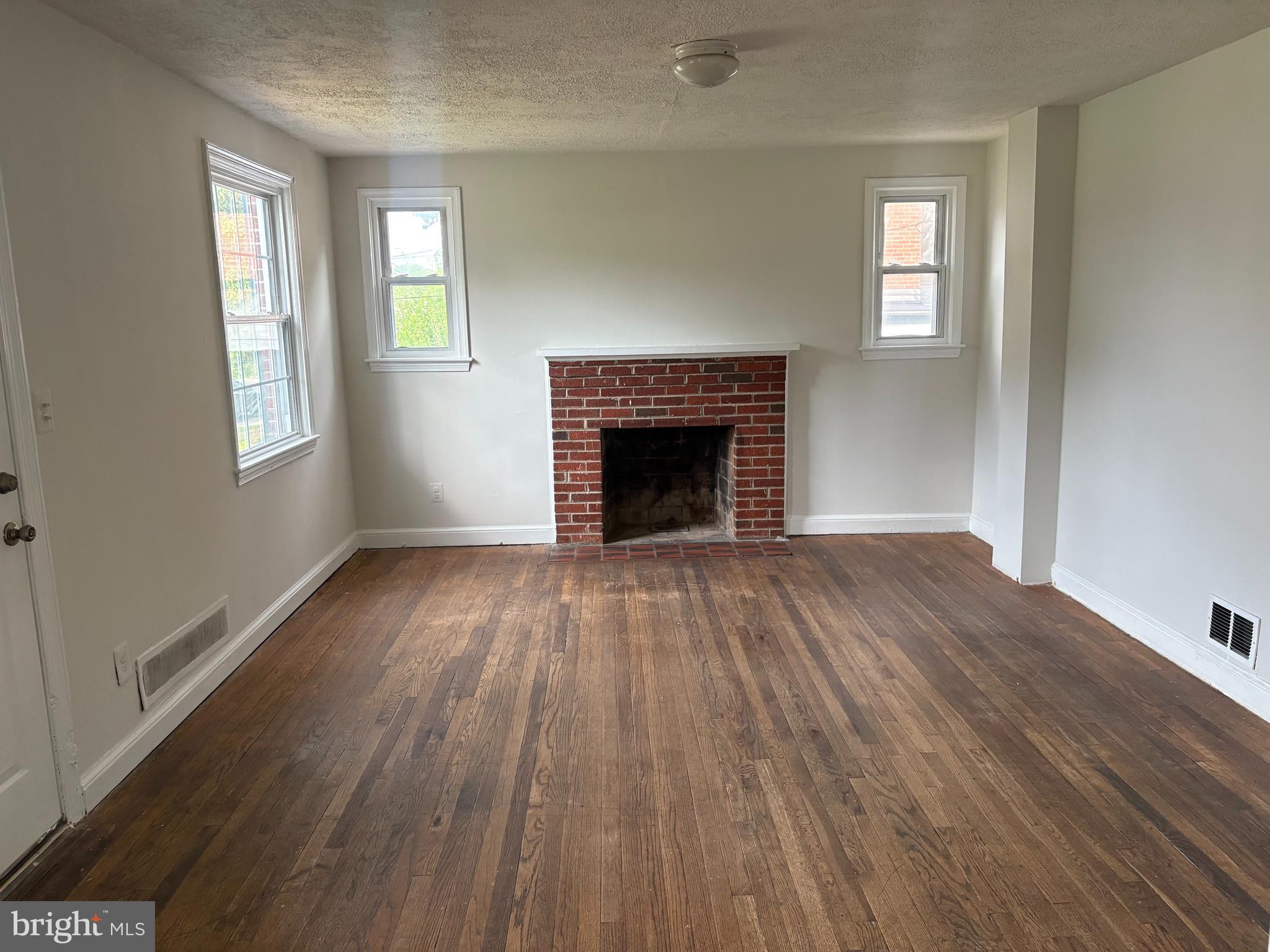 2105 Amherst Road Hyattsville, MD 20783 - Photo 5 of 5 Living Room