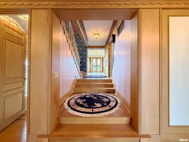 $995,000 | 4775 North Grandview Drive, Peoria Heights, IL 61616