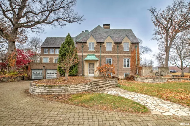 $995,000 | 4775 North Grandview Drive, Peoria Heights, IL 61616