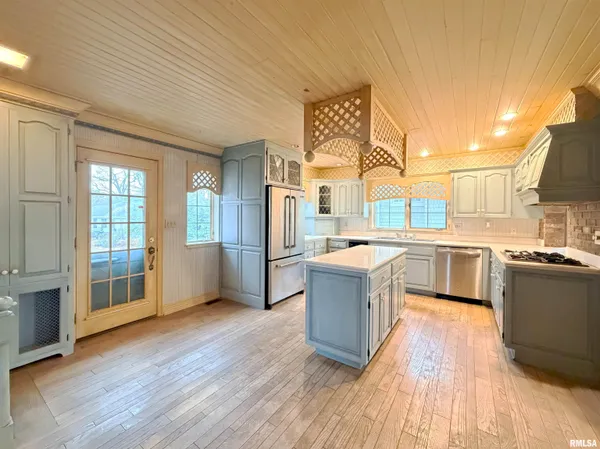 $995,000 | 4775 North Grandview Drive, Peoria Heights, IL 61616