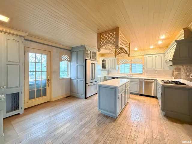 $995,000 | 4775 North Grandview Drive, Peoria Heights, IL 61616