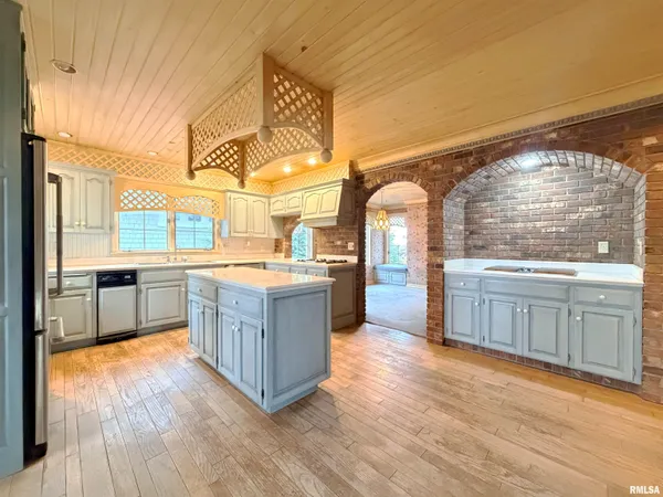 $995,000 | 4775 North Grandview Drive, Peoria Heights, IL 61616