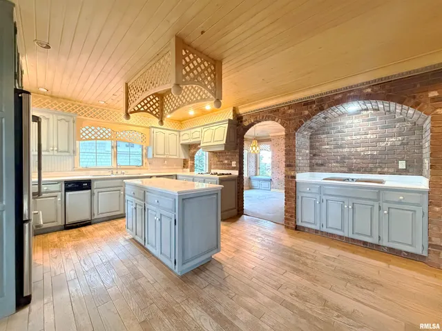 $995,000 | 4775 North Grandview Drive, Peoria Heights, IL 61616