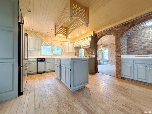 $995,000 | 4775 North Grandview Drive, Peoria Heights, IL 61616