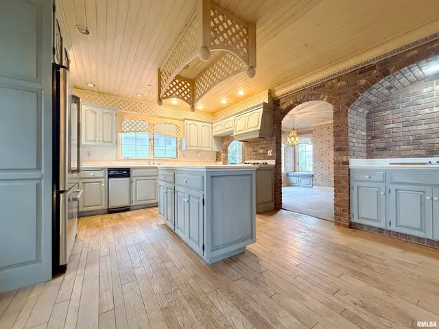 $995,000 | 4775 North Grandview Drive, Peoria Heights, IL 61616