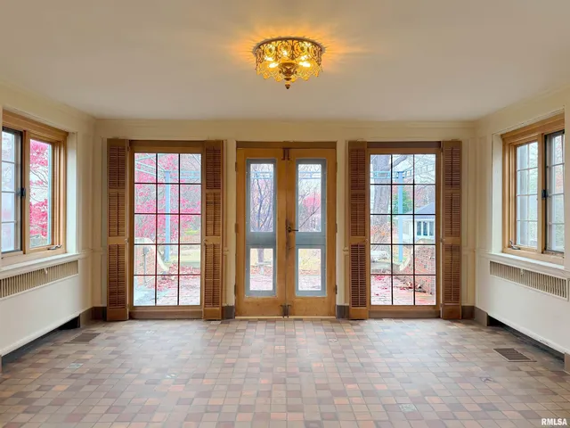 $995,000 | 4775 North Grandview Drive, Peoria Heights, IL 61616