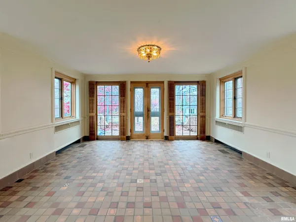$995,000 | 4775 North Grandview Drive, Peoria Heights, IL 61616