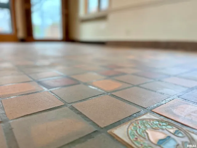 $995,000 | 4775 North Grandview Drive, Peoria Heights, IL 61616