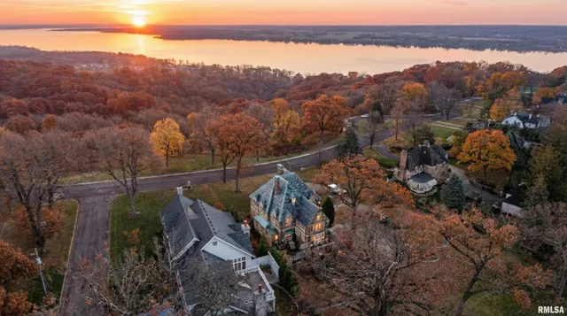 $995,000 | 4775 North Grandview Drive, Peoria Heights, IL 61616