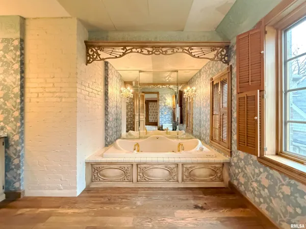 $995,000 | 4775 North Grandview Drive, Peoria Heights, IL 61616