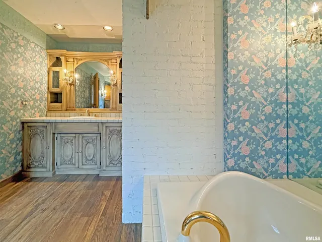 $995,000 | 4775 North Grandview Drive, Peoria Heights, IL 61616