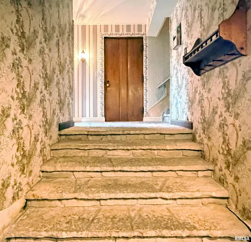 $995,000 | 4775 North Grandview Drive, Peoria Heights, IL 61616