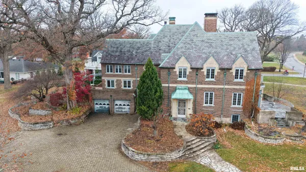 $995,000 | 4775 North Grandview Drive, Peoria Heights, IL 61616