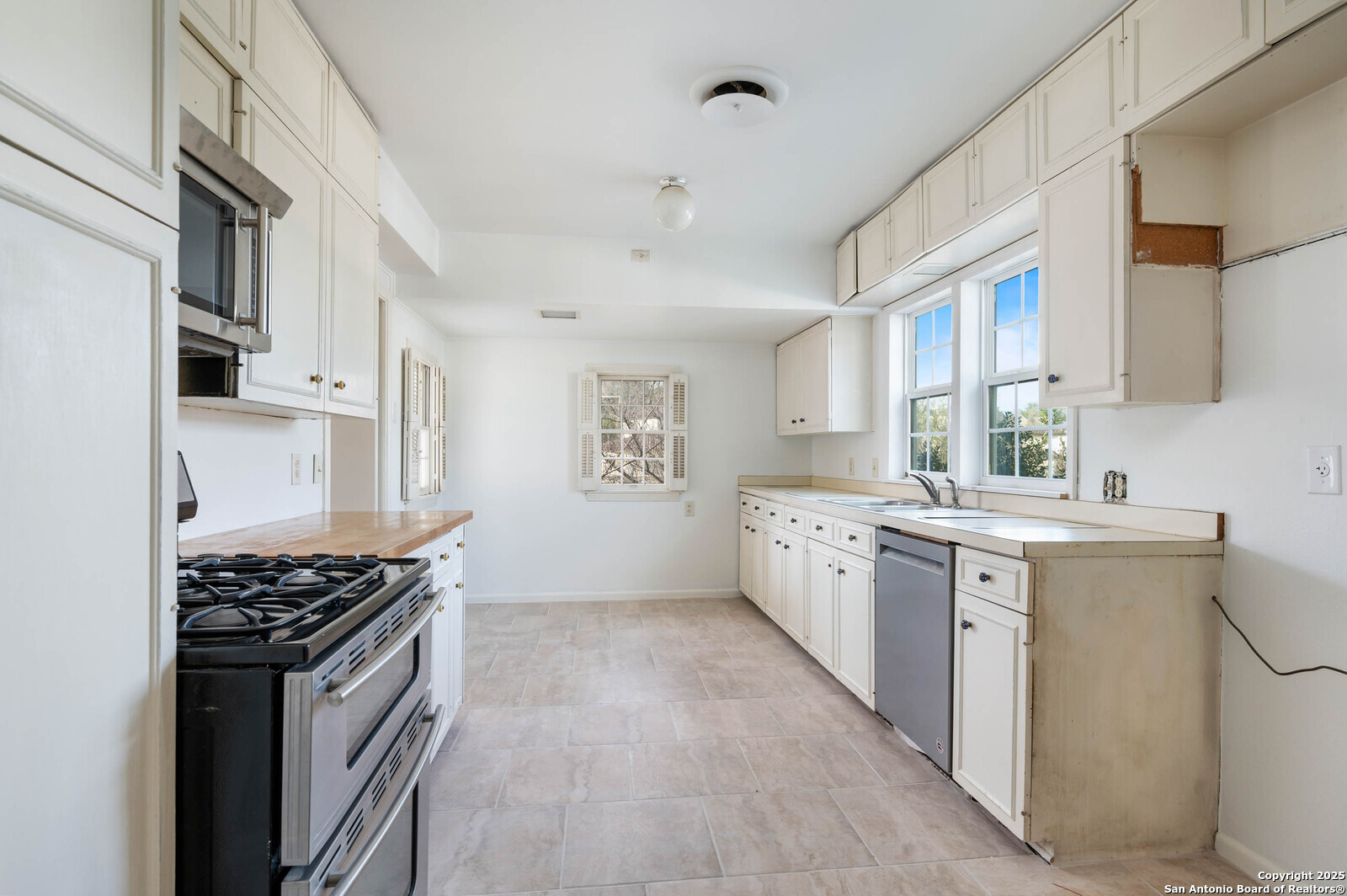 109 Dover Road San Antonio, TX 78209 - Photo 2 of 25 a kitchen with stainless steel appliances a sink dishwasher stove and refrigerator
