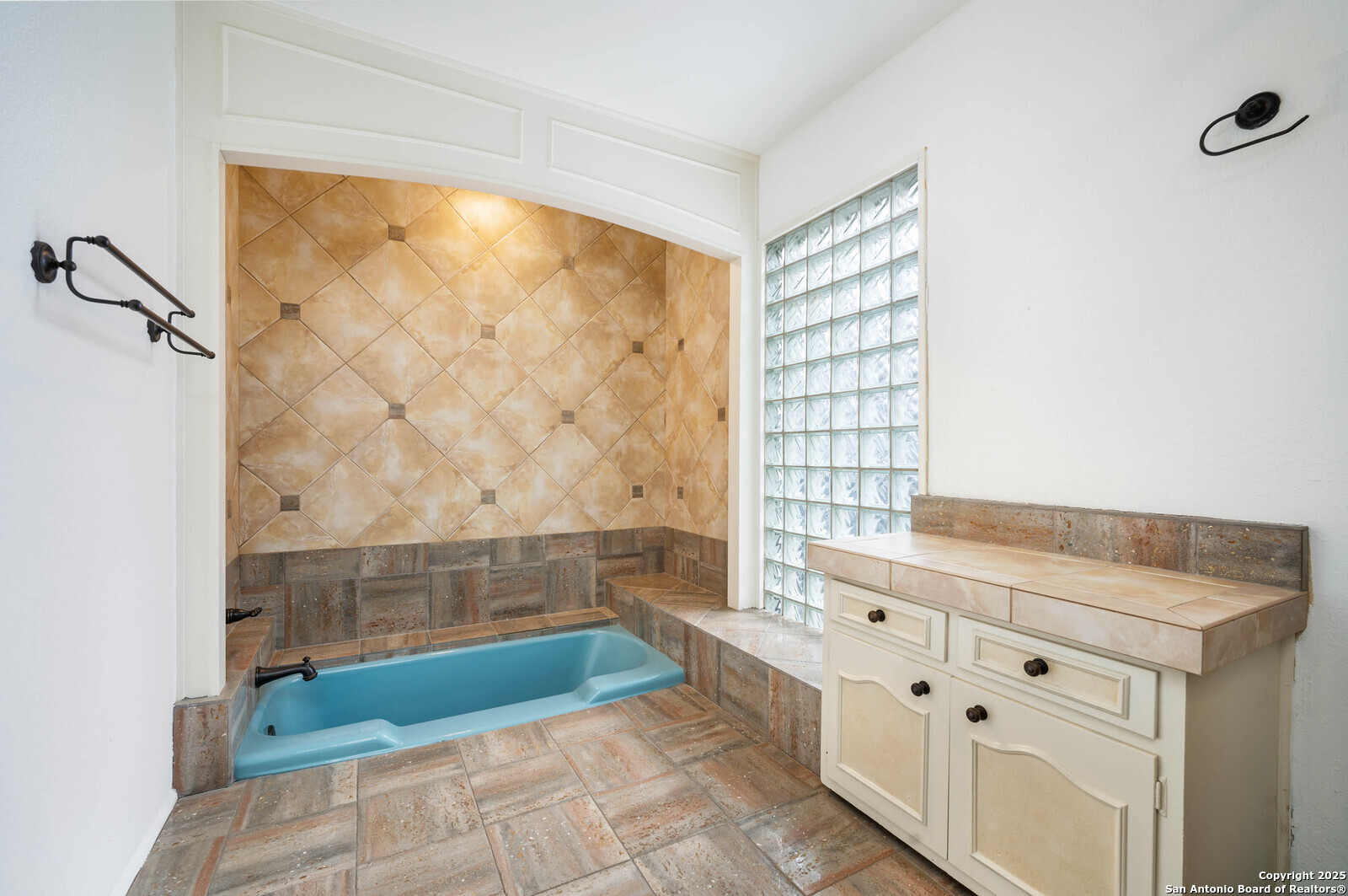 109 Dover Road San Antonio, TX 78209 - Photo 8 of 25 a bathroom with a bathtub and a shower