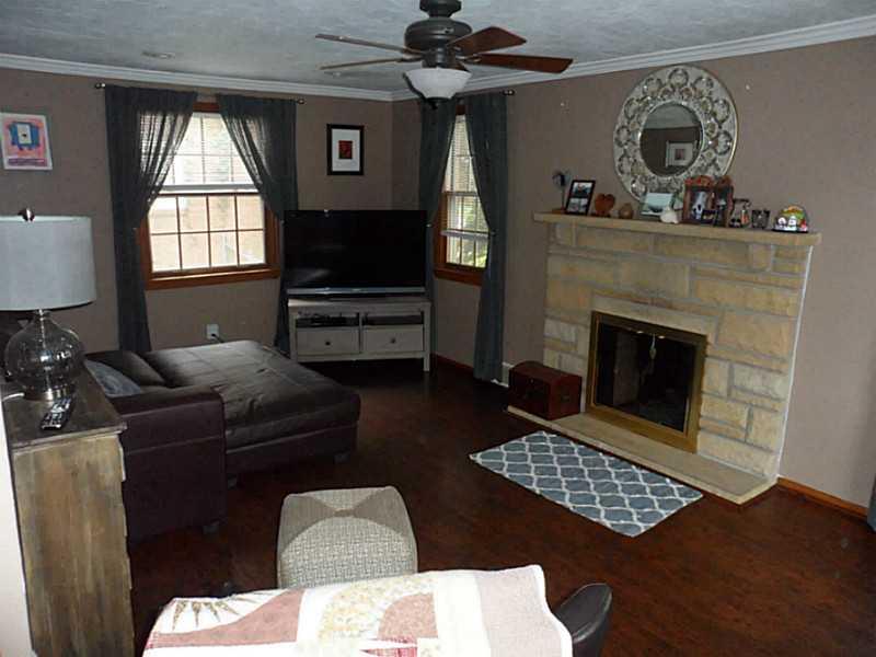 2043 Spring Valley Road Pittsburgh, PA 15243 - Photo 8 of 15 Living Room.