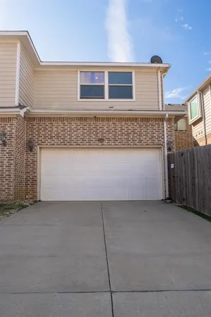 a view of a house with backyard