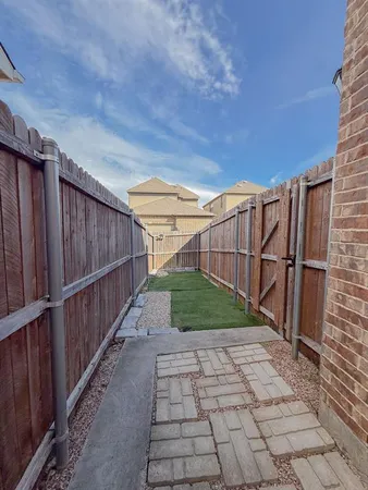 a view of a backyard