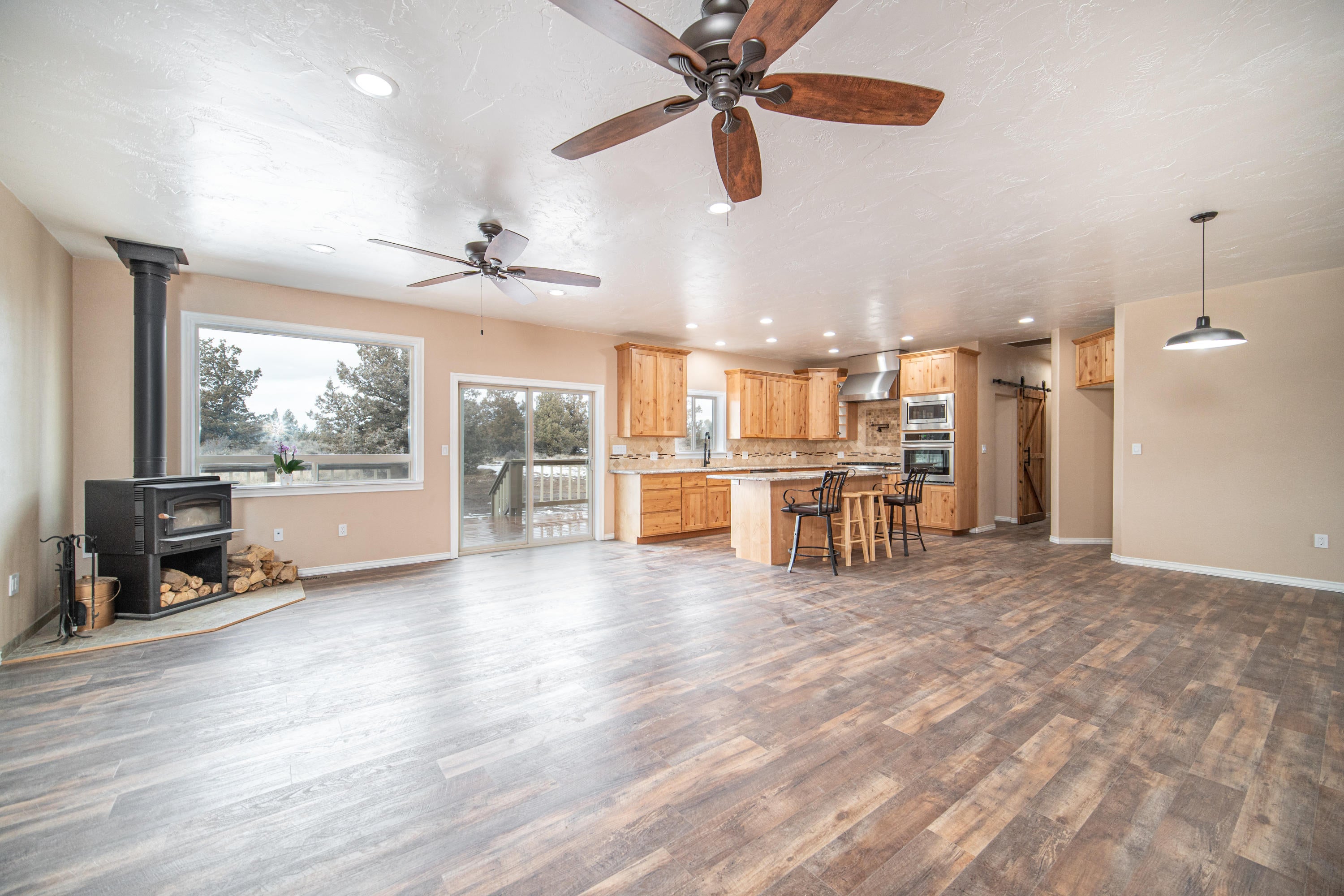 62089 Torkelson Road Bend, OR 97701 - Photo 13 of 33 Living Room
