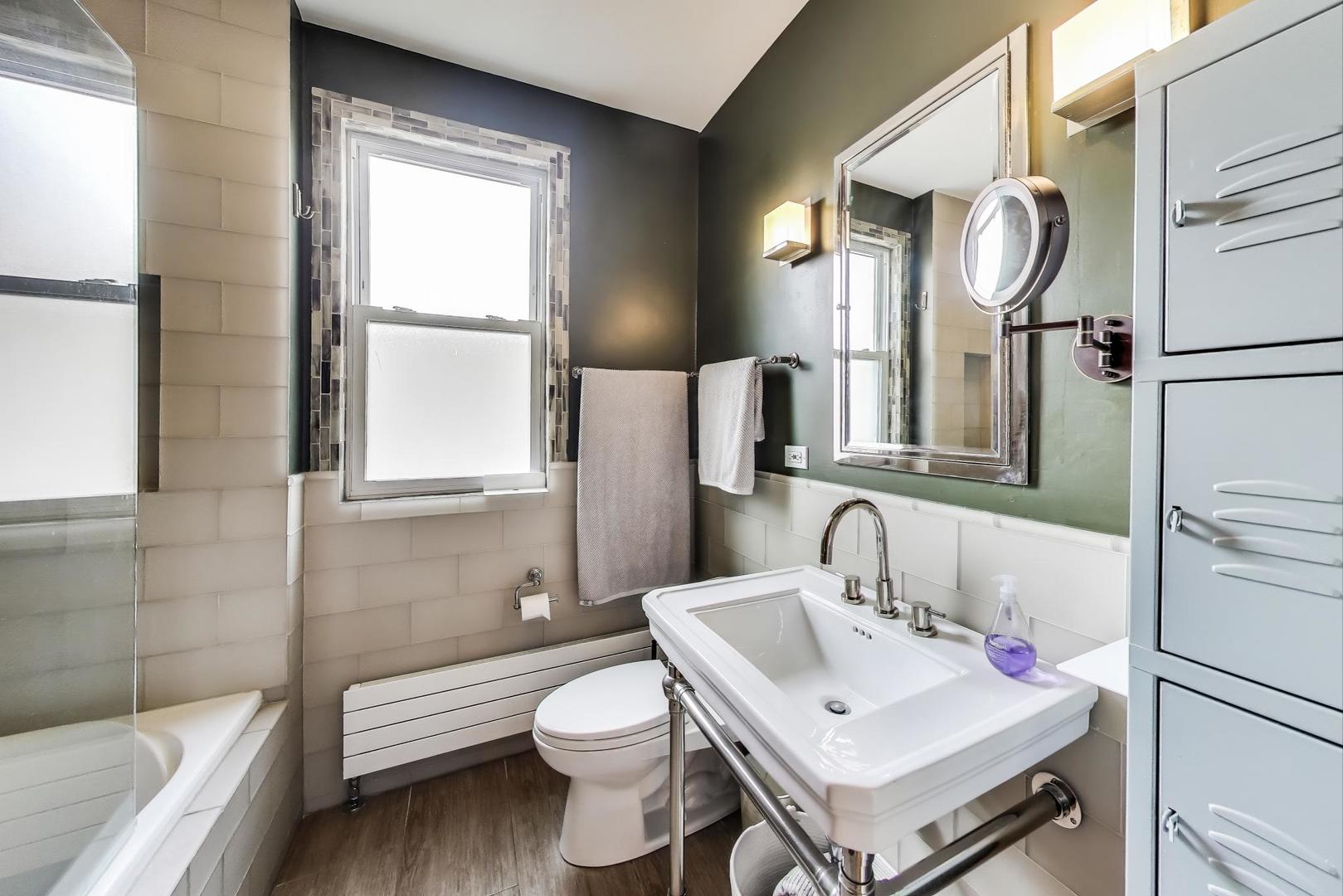 2700 West Carmen Avenue Chicago, IL 60625 - Photo 30 of 34 a bathroom with a sink toilet and shower