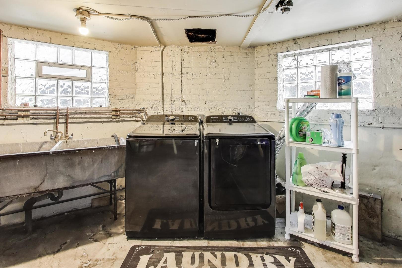 2700 West Carmen Avenue Chicago, IL 60625 - Photo 32 of 34 a kitchen with a sink and cabinets