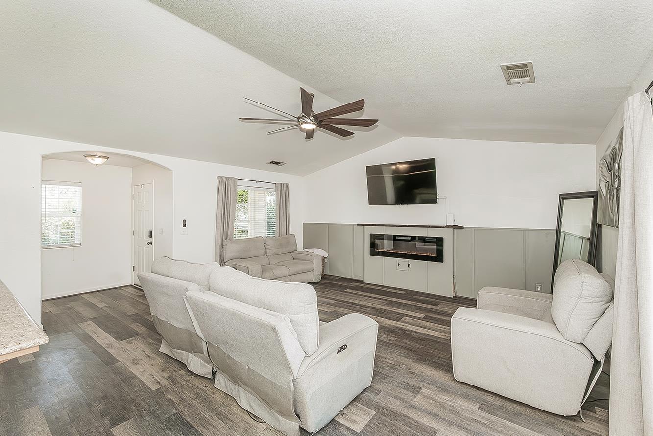 180 East Carpenter Avenue Reedley, CA 93654 - Photo 6 of 40