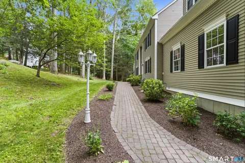 $775,000 | 29 Narragansett Trail, Newtown, CT 06482