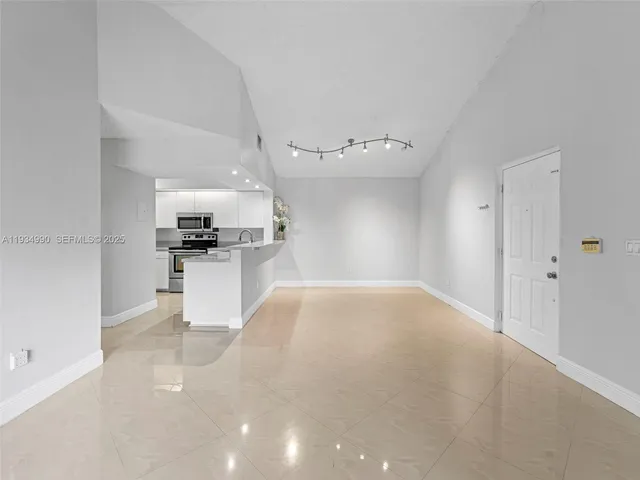 $2,700 | 18870 Northwest 57th Avenue, Unit 308, Hialeah, FL 33015