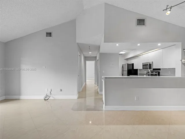 $2,700 | 18870 Northwest 57th Avenue, Unit 308, Hialeah, FL 33015