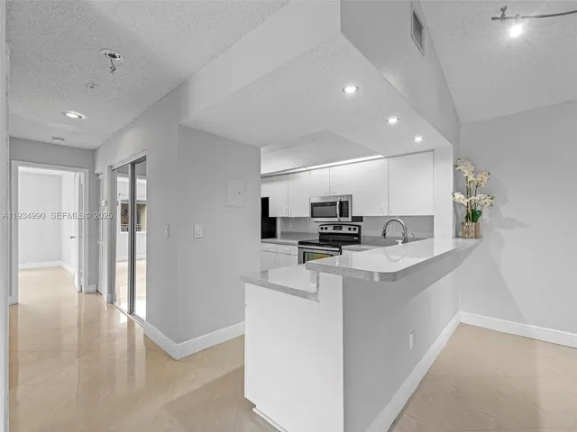 $2,700 | 18870 Northwest 57th Avenue, Unit 308, Hialeah, FL 33015