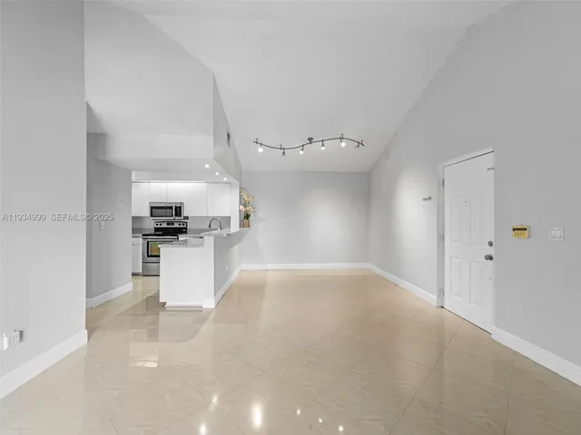 $2,700 | 18870 Northwest 57th Avenue, Unit 308, Hialeah, FL 33015