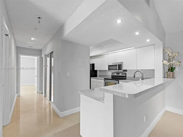 $2,700 | 18870 Northwest 57th Avenue, Unit 308, Hialeah, FL 33015